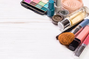 Boşaltmak koyu zemin üzerine çeşitli makyaj ürünleri