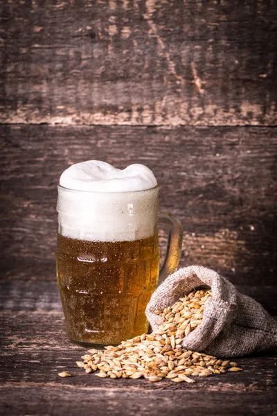 Blandade öl i en flight redo för provning, vintage filter — Stockfoto
