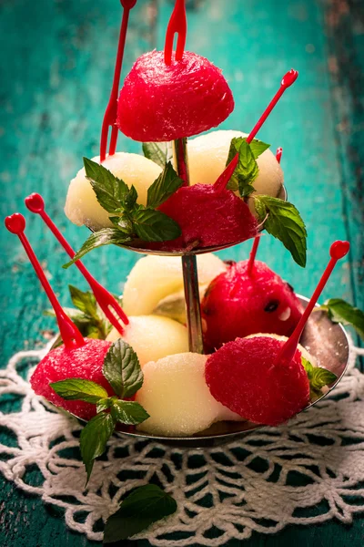 Postre de fruta fresca con rodajas de sandía sobre mesa de madera —  Fotos de Stock