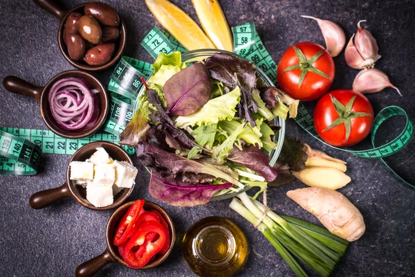 Conceito de dieta, ingredientes de salada em fundo preto. alimentos saudáveis — Fotografia de Stock