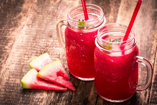 Bebida de smoothie de melancia fresca em pote de pedreiro em pedra preta . — Fotografia de Stock