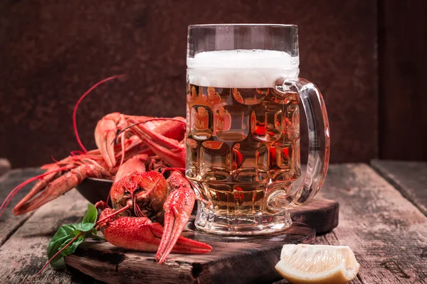 Cangrejo hervido y cerveza sobre un fondo de madera — Foto de Stock