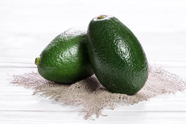 Lebensmittel Hintergrund mit frischer Bio-Avocado auf altem Holztisch — Stockfoto