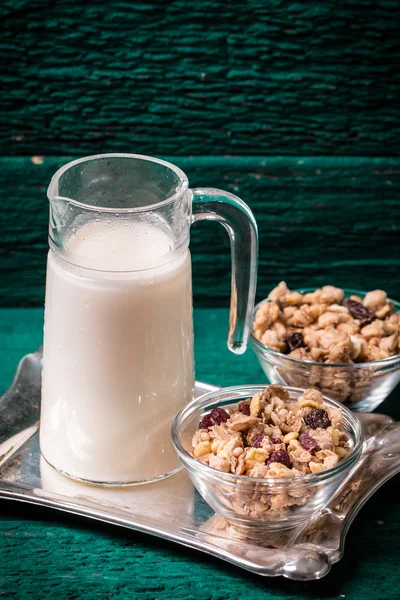 Melk en muesli op houten tafel — Stockfoto