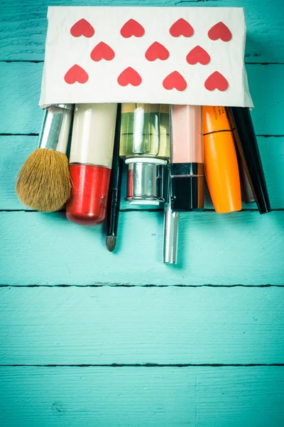 Vários produtos de maquiagem em fundo escuro com copyspace — Fotografia de Stock