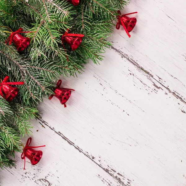 오래 된 나무 질감을 눈과 firtree 크리스마스 배경 — 스톡 사진