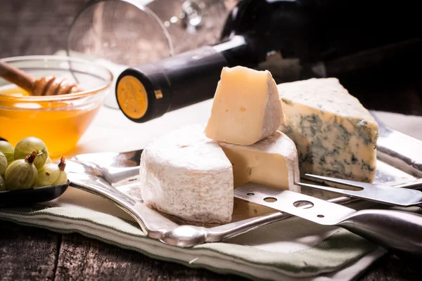 치즈, 딸기, 병, 나무 테이블에 와인 안경의 구성 — 스톡 사진