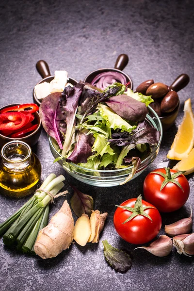 Sortiment av färska grönsaker på nära håll på svart bord — Stockfoto