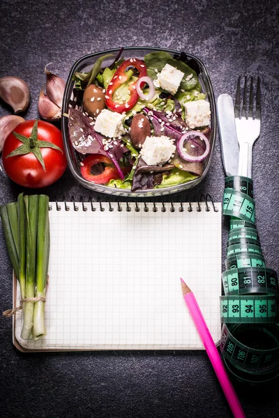 Diéta fogalma, saláta Hozzávalók a fekete háttér. egészséges táplálkozás — Stock Fotó