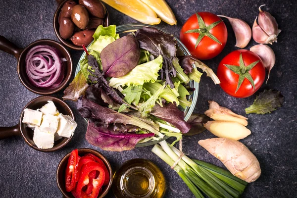 Surtido de verduras frescas de cerca en la mesa negra —  Fotos de Stock