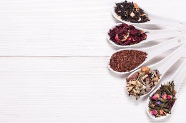 Kuru çay ahşap bir masa, sağlıklı içecek yelpazesine