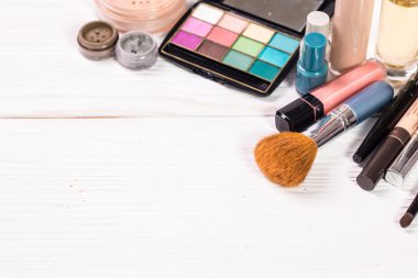 Boşaltmak koyu zemin üzerine çeşitli makyaj ürünleri