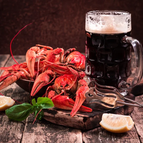 Boiled crawfish and beer on a wooden background — Stock Photo, Image