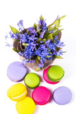 Ahşap masa, vintage filtre üzerinde taze bademli kurabiye