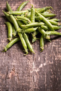 ahşap masa, sağlıklı kavramı üzerinde yeşil bezelye