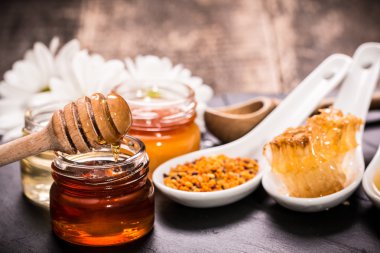 Siyah taş zemin üzerine bal ayı kavanoza tatlım 