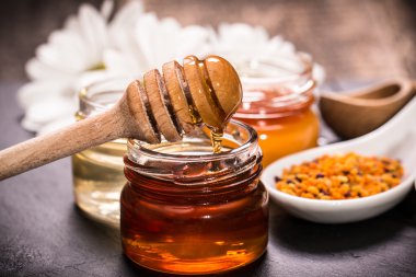 Siyah taş zemin üzerine bal ayı kavanoza tatlım 