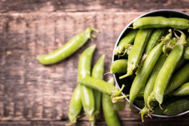 ahşap masa, sağlıklı kavramı üzerinde yeşil bezelye