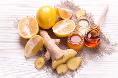 Çay, bal, limon ve zencefil ahşap table.healthy gıda.