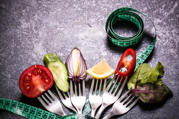 Verduras frescas mixtas sobre tenedor, fondo negro —  Fotos de Stock