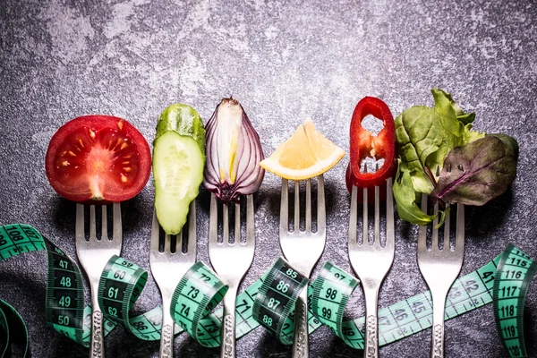 Verduras frescas mixtas sobre tenedor, fondo negro —  Fotos de Stock