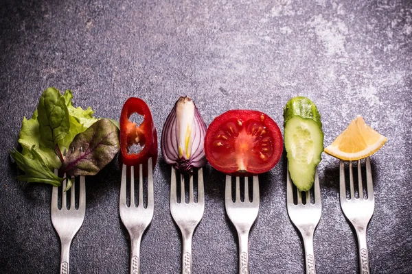 Verduras frescas mixtas sobre tenedor, fondo negro —  Fotos de Stock
