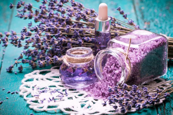 Aceite de aromaterapia y lavanda, spa, sobre fondo de madera — Foto de Stock