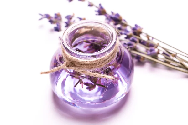 Aceite de aromaterapia y lavanda, spa, concepto saludable — Foto de Stock