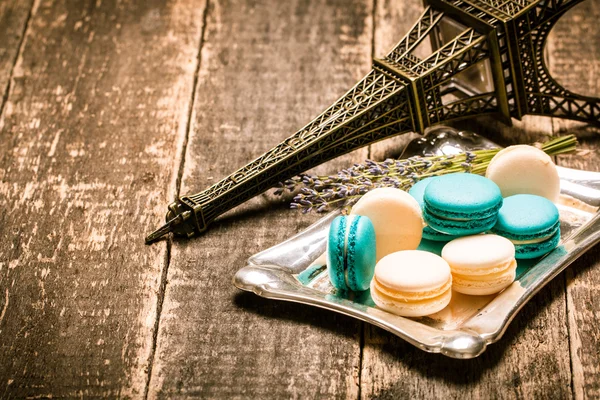 Ahşap masa, vintage filtre üzerinde taze bademli kurabiye