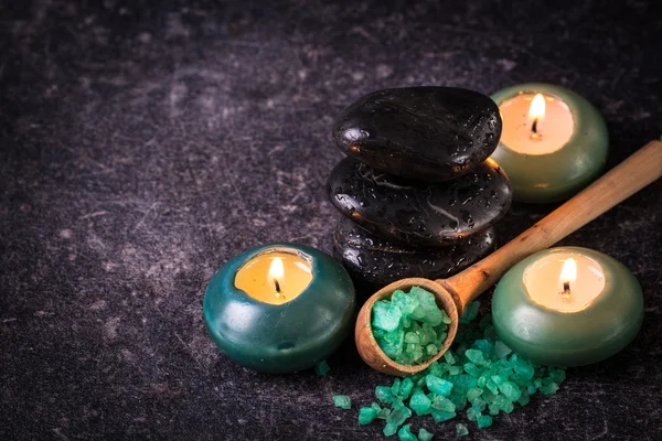 ahşap masa üzerinde taş ve mumlar ile spa konsepti ,