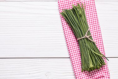 ahşap kesme tahtası, seçici odak taze Frenk soğanı demet