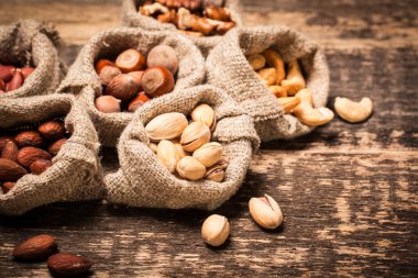 Ahşap masa, sağlıklı vegan fındık gıda mix.