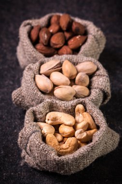 Ahşap masa, sağlıklı vegan fındık gıda mix.