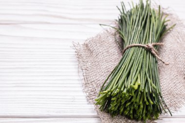 ahşap kesme tahtası, seçici odak taze Frenk soğanı demet