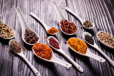 baharat ve otlar ahşap masa, tıbbi kavramı üzerinde