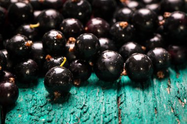 Yaz taze çilek, sağlıklı gıda, ahşap arka plan