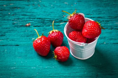 Ahşap masa sağlıklı gıda taze çilek