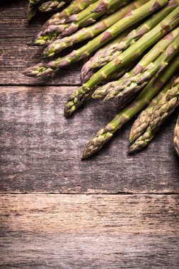 Ahşap masa, diyet kavramı üzerinde taze kuşkonmaz