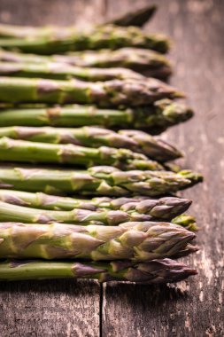 Ahşap masa, diyet kavramı üzerinde taze kuşkonmaz