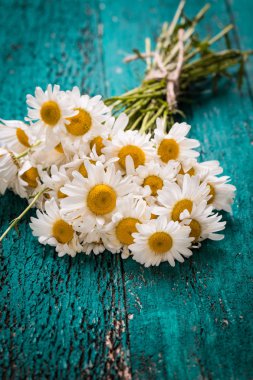 Papatya vintage ahşap masa üzerinde güzel buket