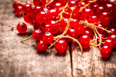 Somun çilek ahşap masa, sağlıklı gıda üzerinde.