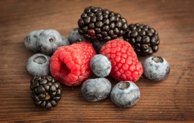 Taze yaz meyveleri, ahşap arka plan, sağlıklı gıda.