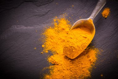 siyah taş, mutfak gıda kavramı üzerinde zerdeçal