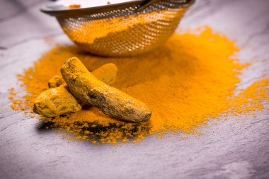 siyah taş, mutfak gıda kavramı üzerinde zerdeçal