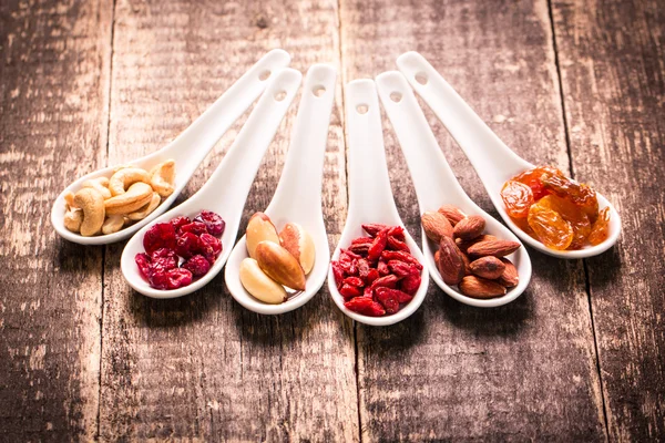 Nusssamen und Trockenfrüchte mischen, gesundes Superfood, veganes Essen — Stockfoto