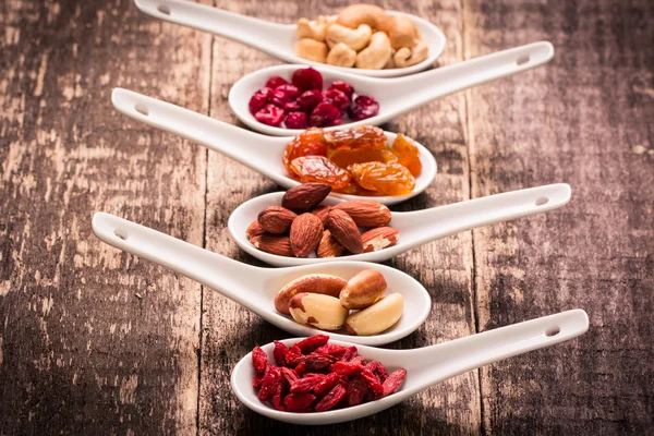 Mix ořechy semena a suché plody, zdravé superfood, veganské jídlo — Stock fotografie