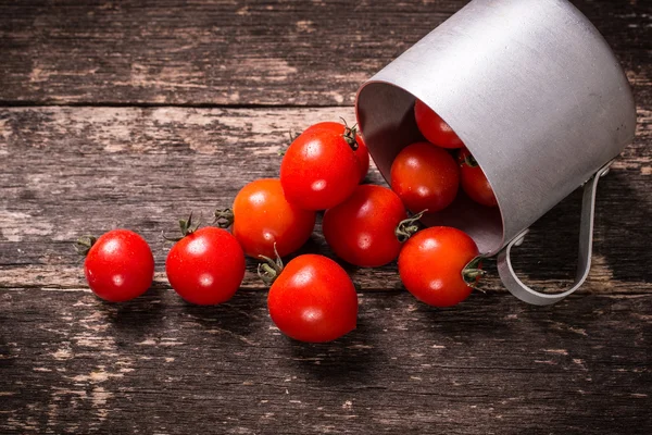 Čerstvá rajčata cherry na dřevěný stůl, dieta koncepce — Stock fotografie