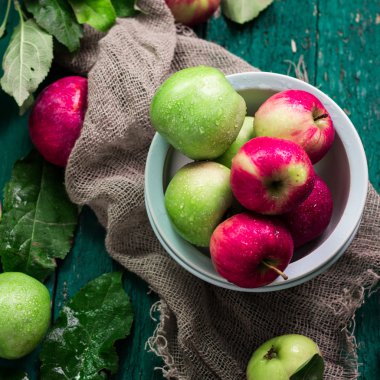 ahşap antika arka plan üzerinde kırmızı ve yeşil elma