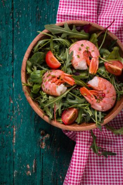 Yeşil salata karides ahşap table.healthy gıda ile