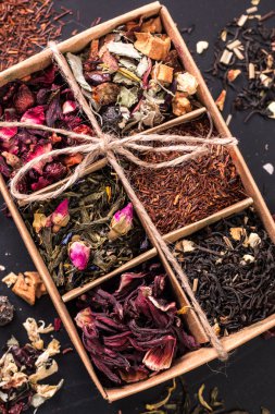 Kuru çay ahşap bir masa, sağlıklı içecek yelpazesine